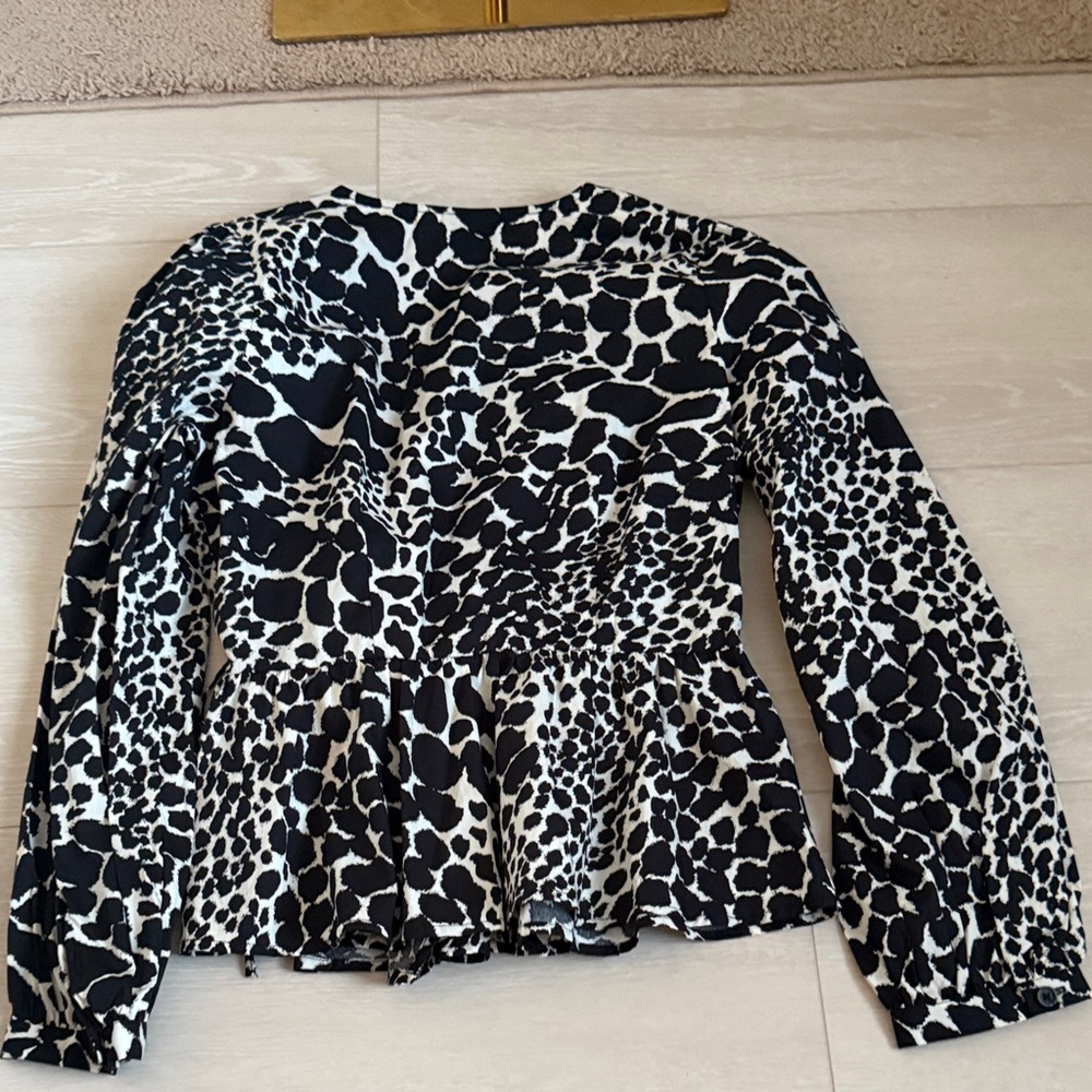 ✨ Who What Wear Black and White Animal Print Blouse - Picture 8 of 8
